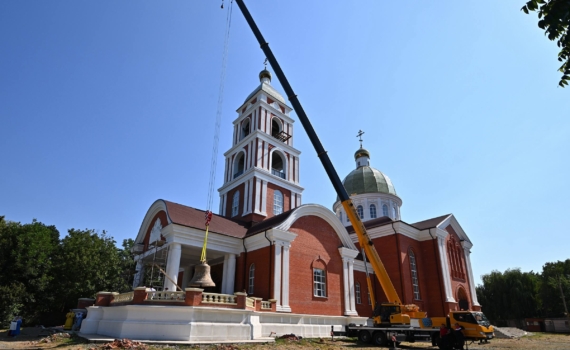 В столице Адыгеи на строящийся кафедральный собор в честь Успения Пресвятой Богородицы подняли колокол