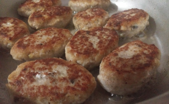 Сочная котлета с хрустящей корочкой: как избежать ошибки, которая губит вкус — вот запретный прием Сочная котлета с хрустящей корочкой: как избежать ошибки, которая губит вкус — вот запретный прием