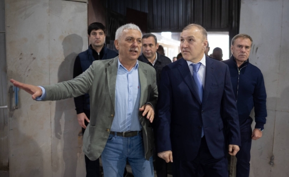 Глава Адыгеи посетил ведущее предприятие региона по производству тротуарной плитки
