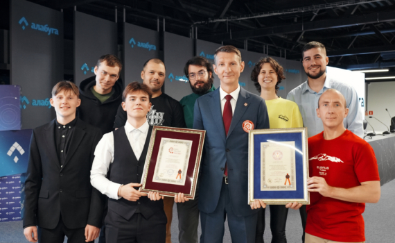 Cотрудники «Алабуги» стали мировыми рекордсменами, сыграв в Business Cats на вершине Эльбруса Cотрудники «Алабуги» стали мировыми рекордсменами, сыграв в Business Cats на вершине Эльбруса