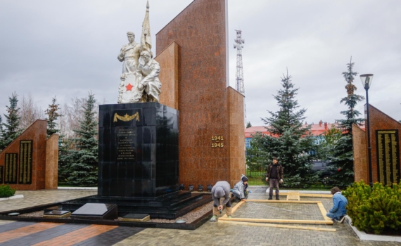 Память в бронзе: в поселке Первомайский обновляют монумент «Скорбящий воин»