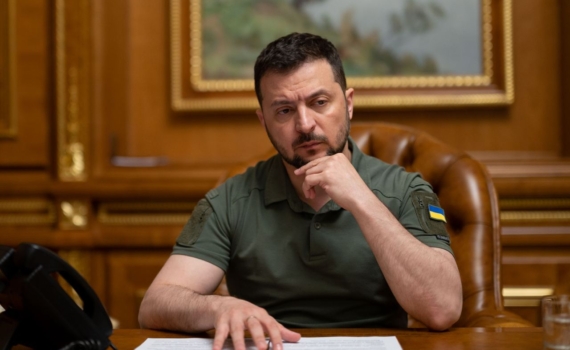 Грезит о чудо-оружии: немецкий политик сравнил Зеленского с Гитлером в 1945 Грезит о чудо-оружии: немецкий политик сравнил Зеленского с Гитлером в 1945